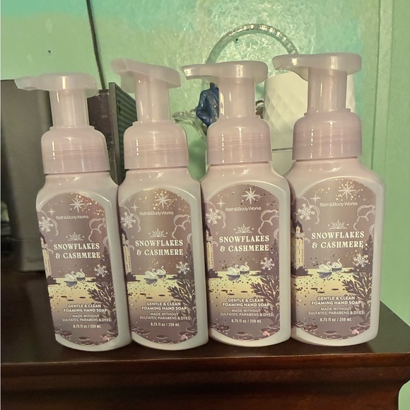 NWT Bath & Body Works Snowflakes & Cashmere Foaming Hand Soap - Purple (4) - Picture 1 of 5